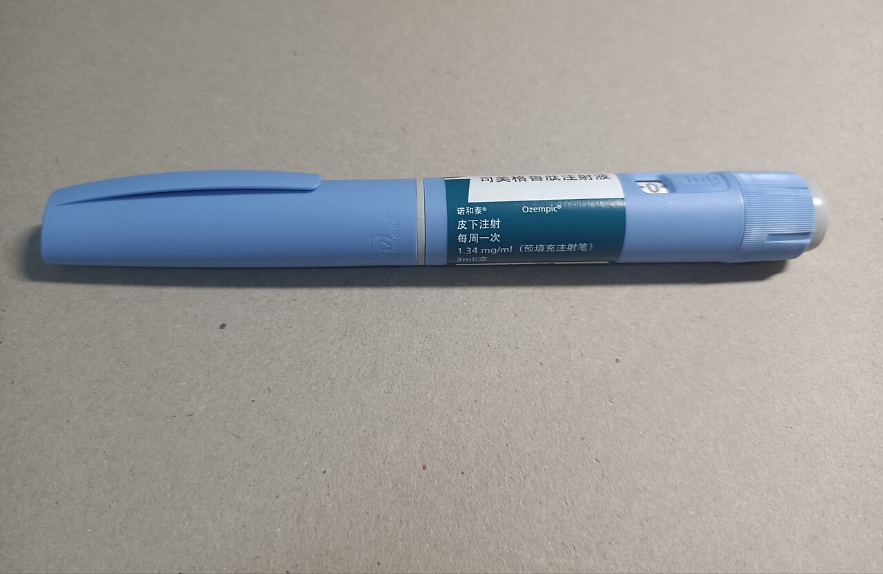 A pre-filled Ozempic (semaglutide) injection pen with Chinese-market labelling, lying on a grey surface